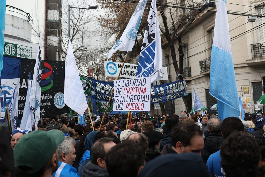 Banderazo en Parque Lezama para reclamar la libertad de Cristina