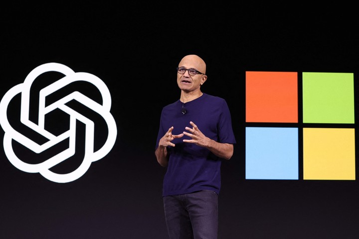 Satya Nadella, CEO de Microsoft, en una presentación sobre un acuerdo de la empresa con OpenAI.  Foto: Getty Images.