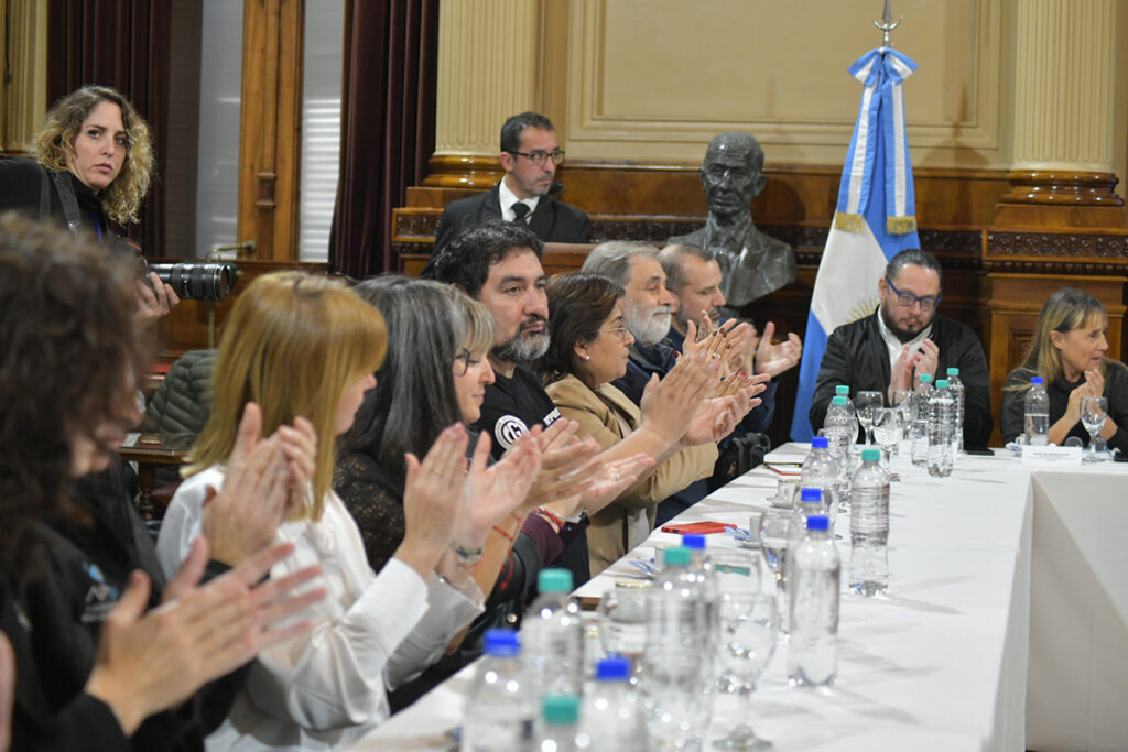 Senado: se presentó el nuevo proyecto de Estatuto del Periodista con presencia federal y de distintos espacios políticos 2 Senado: se presentó el nuevo proyecto de Estatuto del Periodista con presencia federal y de distintos espacios políticos