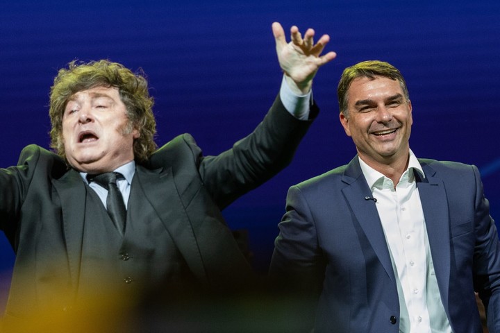 El presidente argentino Javier Milei, el sábado pasado en el lanzamiento de la candidatura de Flávio Bolsonaro a la presidencia de Brasil, en San Pablo. Foto: BLOOMBERG 