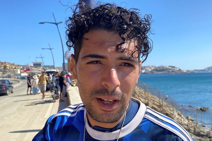 Mohamed Touali nadó varios kilómetros para intentar llegar a Ceuta. Foto: EFE