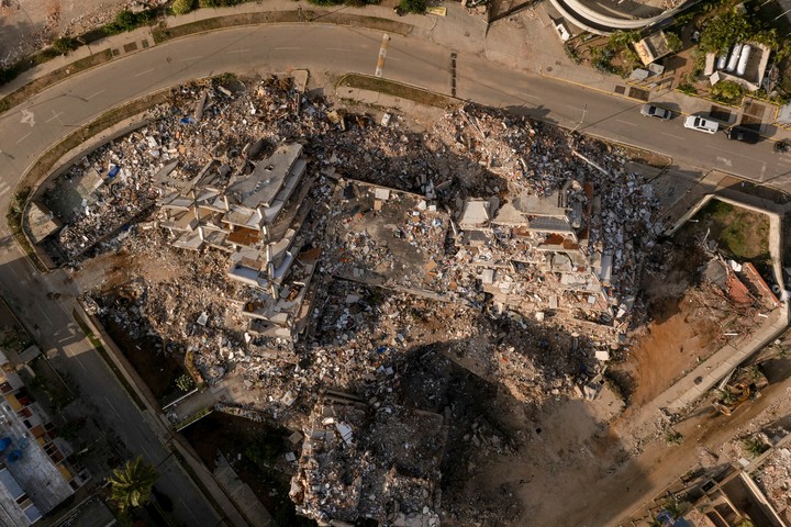 Edificios derrumbados en La Guaira. Foto de Fabiola Ferrero para The New York Times.