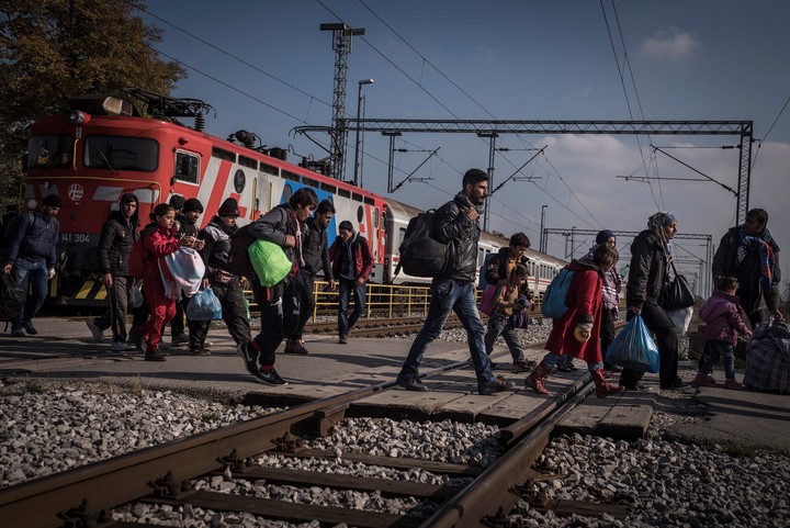 Migrantes que llegan a la frontera entre Eslovenia y Croacia en 2015. Los recuerdos de la crisis migratoria de 2015 siguen marcando la política en Europa. Foto Sergey Ponomarev para The New York Times