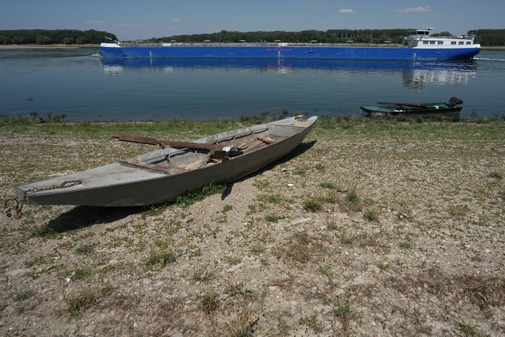 Una embarcación varada en una orilla seca frente a Djerdap II, una gran presa en el río Danubio. Foto: AP