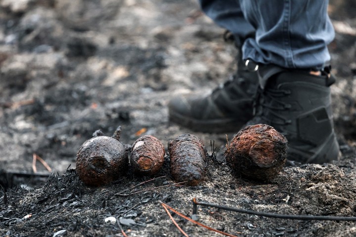 Proyectiles oxidados y cubiertos de tierra. Foto: ROMAIN PERROCHEAU / AFP