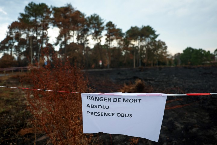"Peligro de muerte, presencia de obuses", reza un cartel en una zona acordonada. Foto: ROMAIN PERROCHEAU / AFP