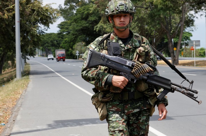 Un integrante del Ejército Nacional de Colombia vigila la vía Panamericana, en Cali. Foto: EFE