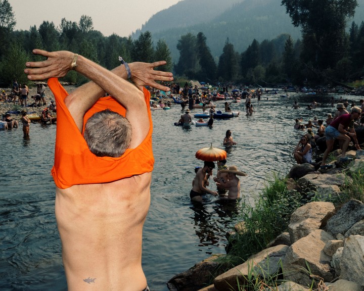 Un río atraviesa el recinto del festival, que se extiende a lo largo de una finca de 500 acres. Foto de Alana Paterson para The New York TImes.