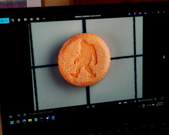 El laboratorio toma fotografías de las dosis que analiza. Foto de Alana Paterson para The New York TImes.