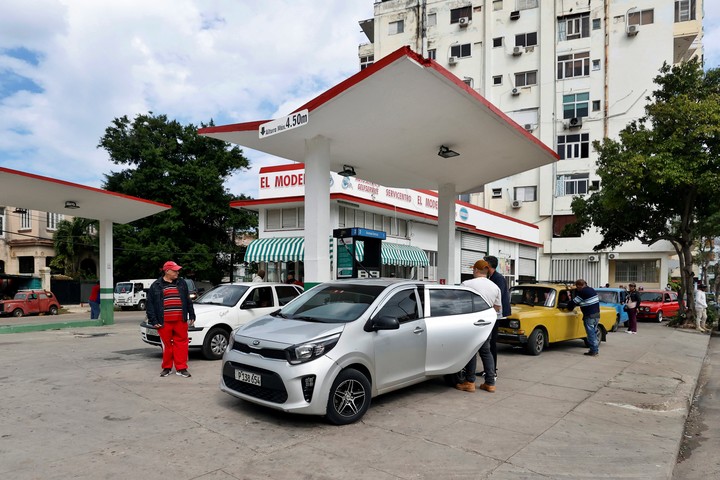 El bloqueo petrolero de Estados Unidos causó una grave crisis energética y escasez de combustible en Cuba. Foto: EFE  