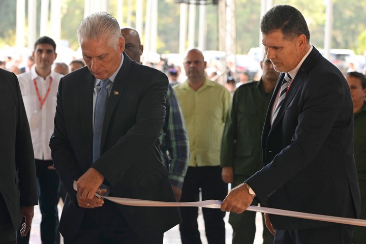 El presidente de Cuba, Miguel Diaz-Canel (izq) y el sobrino nieto de Raúl Castro, Oscar Pérez-Oliva Fraga. Foto: AP