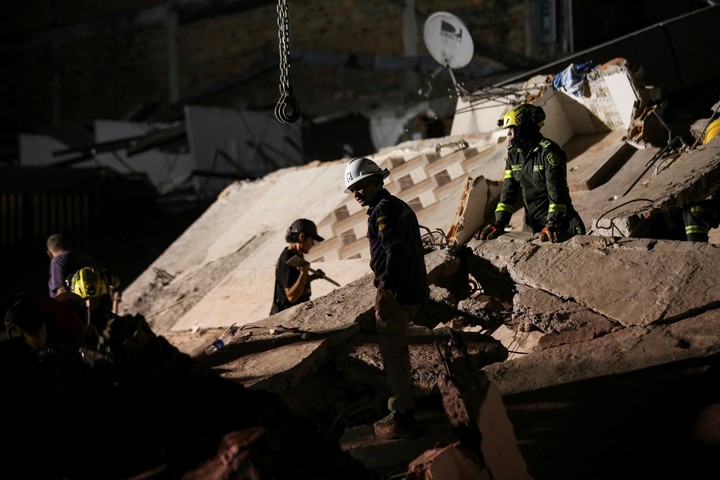 Tareas de rescate durante la noche, en Pereira. Foto: Reuters