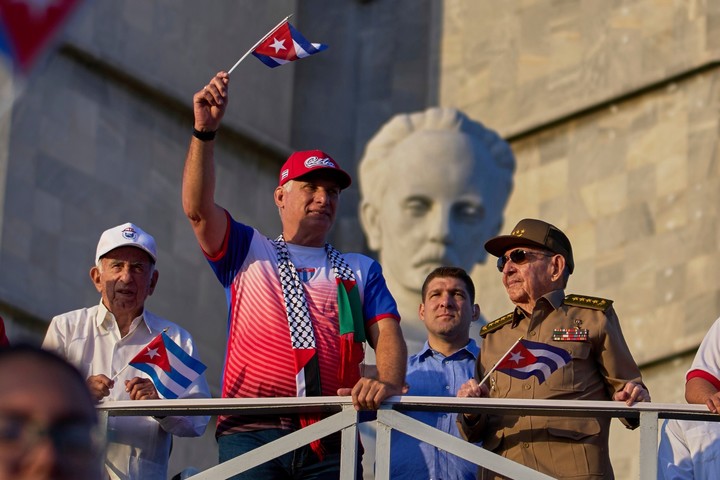 Raúl Castro en el desfile del Primero de Mayo acompañado por el presidente de Cuba, Miguel Díaz-Canel, y su nieto, Raúl Guillermo Rodríguez Castro, en el centro, en la Plaza de la Revolución de La Habana, el 1 de mayo de 2025. Foto AP