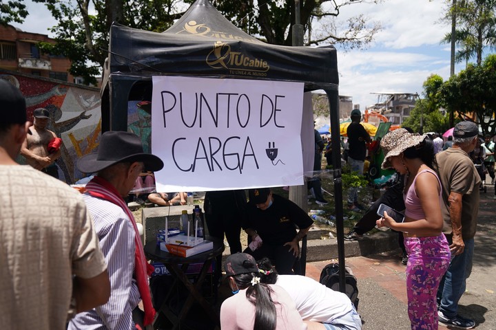 En el campamento de refugiados improvisado hay un punto para cargar el celular. Foto: Juano Tesone/Enviado especial