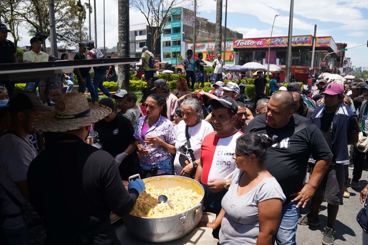 Olla popular en el Parque Libertad, en el centro de Pereira, Colombia. Foto Juano Tesone/Enviado especial