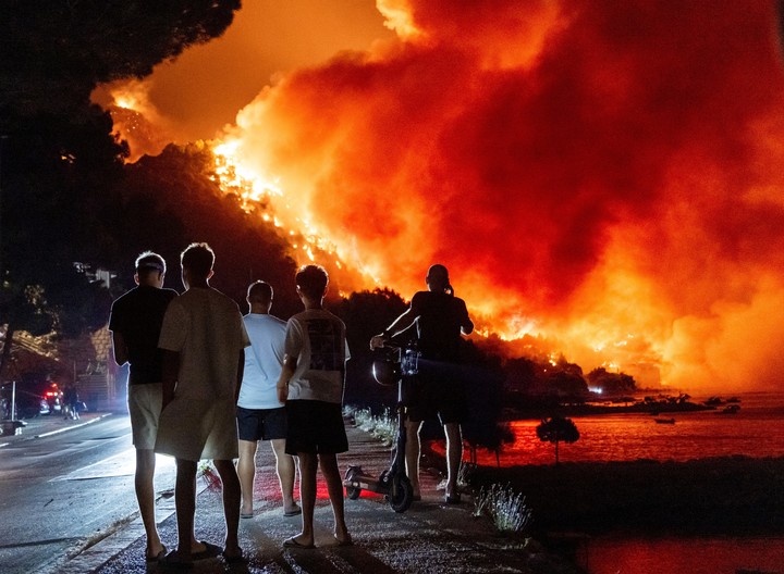Un enorme incendio estalló en la noche del jueves en Omiš, a 30 kilómetros al sur de Split. Foto: AP