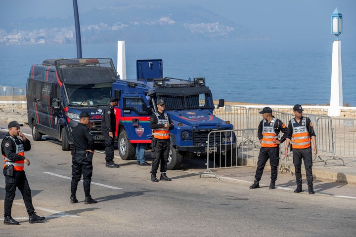 Policías en un puesto de control en el cruce de Bab Sebta, para impedir el acceso a Ceuta desde Marruecos. Foto: EFE 