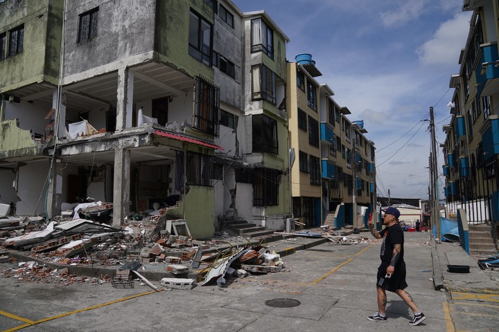 Destrozos en el complejo de viviendas Serranías, en Armenia, Colombia. Foto: Juano Tesone/Enviado especial