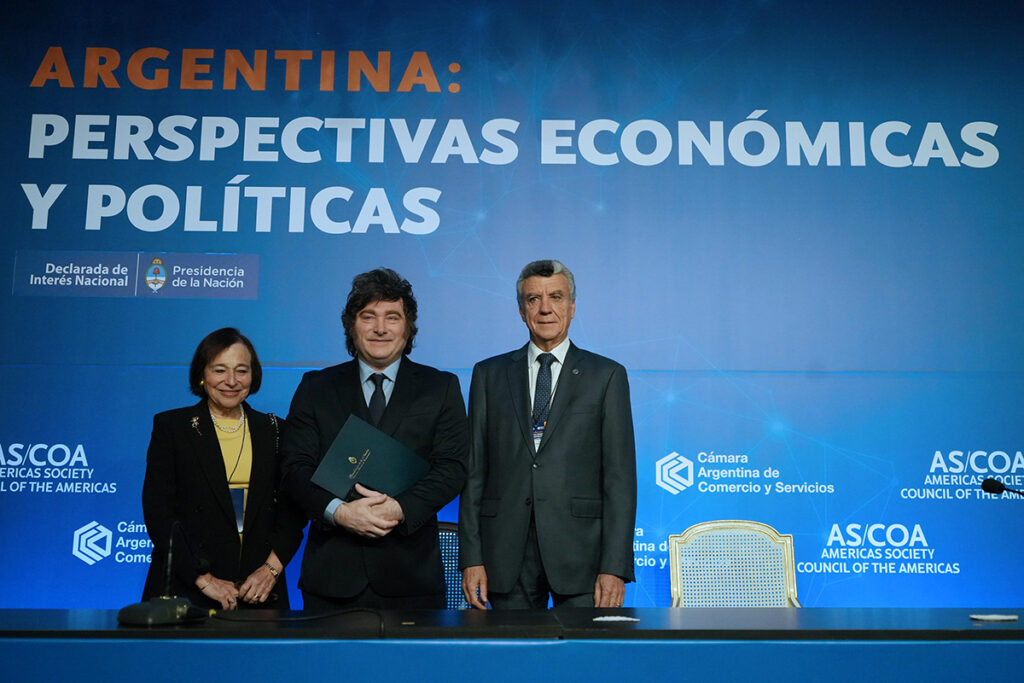 Milei ante empresarios: “Estamos pagando muy caro la locura de los pañuelitos verdes”