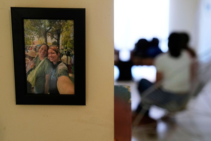 Scarlett Rocha y Fabiana Justiniano en su casa de Santa Cruz. Foto: AP