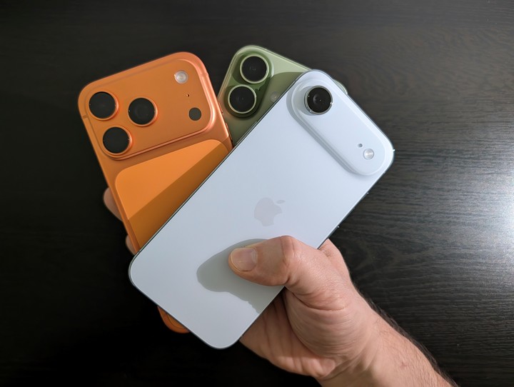 iPhone Air blanco, iPhone 17 Pro color naranja cósmico y iPhone 17 color verde salvia. (Foto: EFE)