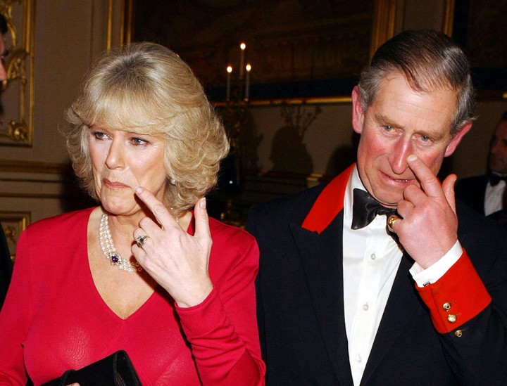 Camila Parker Bowles junto al entonces príncipe Carlos en 2005. Foto: STILLWELL / AFP