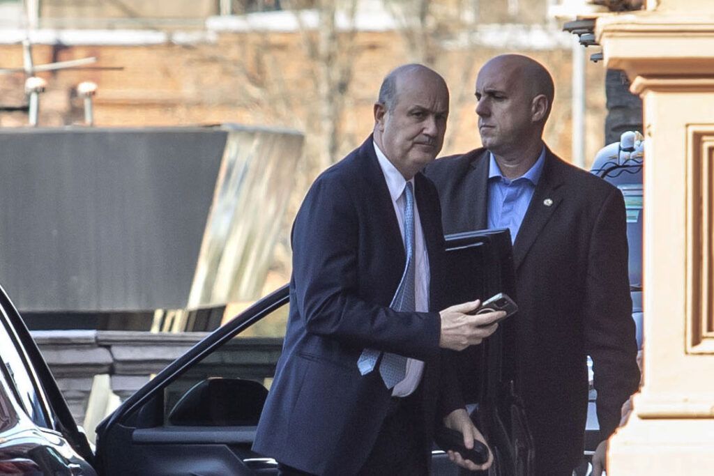Karina bloquea a Sturzenegger y los pases de factura cruzados se multiplican en el gobierno