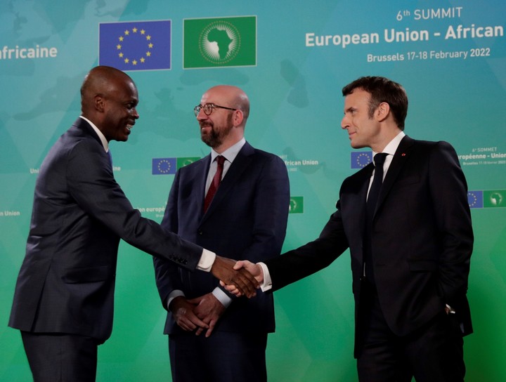 Robert Dussey saluda a Emmanuel Macron. Foto EFE, archivo