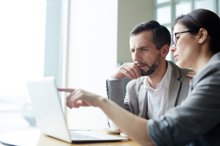 Programadores y empleados de centros de atención al cliente podrían verse obligados a cambiar de profesión.