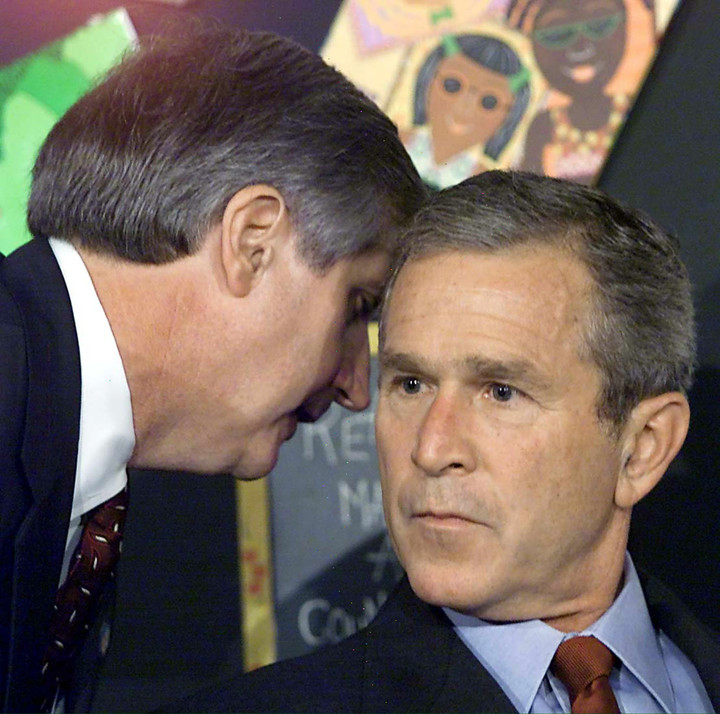 Andrew Card le da a George W. Bush la noticia de los atentados. Foto AFP, archivo