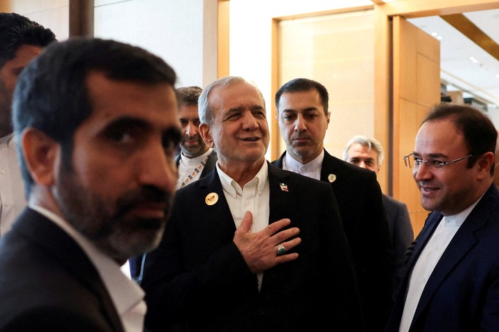 Masoud Pezeshkian recibe saludos en un hotel de la India donde participa de la cumbre de los BRICS. Reuters