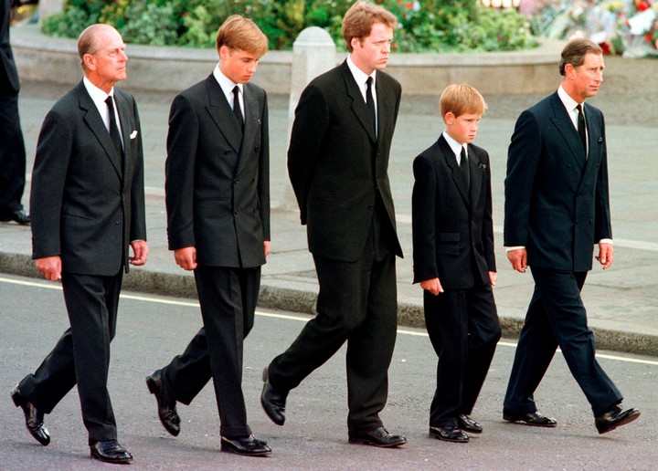 Los príncipes Felipe, William, Harry y Carlos, y el conde Carlos Spencer, en el funeral de Diana, en septiembre de 1997. Foto: AP