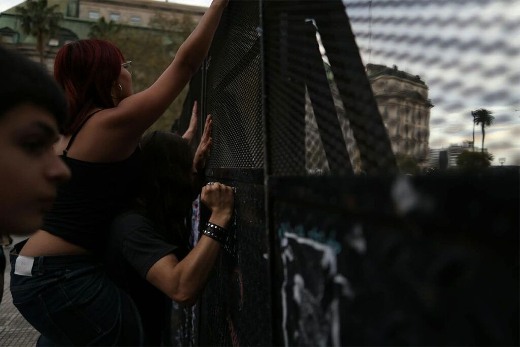 Multitudinaria Marcha de la Bronca apuntó a Milei y reclamó un plan de lucha 3 Multitudinaria Marcha de la Bronca apuntó a Milei y reclamó un plan de lucha