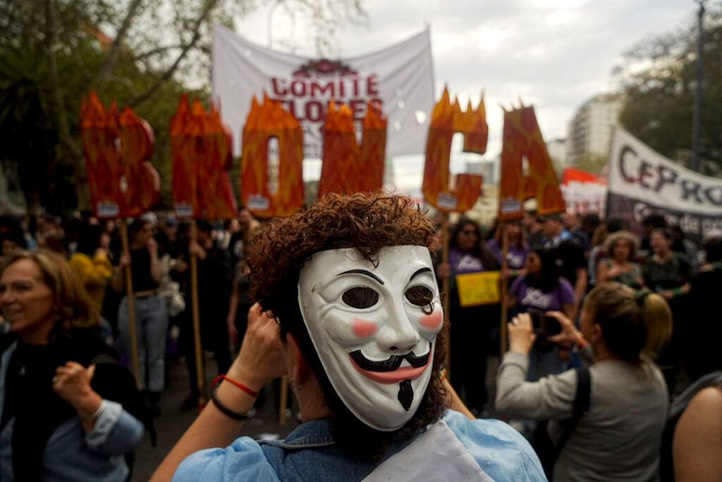 Multitudinaria Marcha de la Bronca apuntó a Milei y reclamó un plan de lucha 4 Multitudinaria Marcha de la Bronca apuntó a Milei y reclamó un plan de lucha