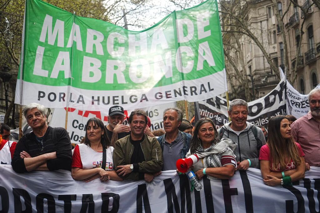 Multitudinaria Marcha de la Bronca apuntó a Milei y reclamó un plan de lucha 6 Multitudinaria Marcha de la Bronca apuntó a Milei y reclamó un plan de lucha