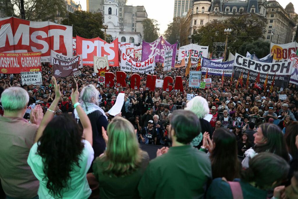 Multitudinaria Marcha de la Bronca apuntó a Milei y reclamó un plan de lucha 8 Multitudinaria Marcha de la Bronca apuntó a Milei y reclamó un plan de lucha