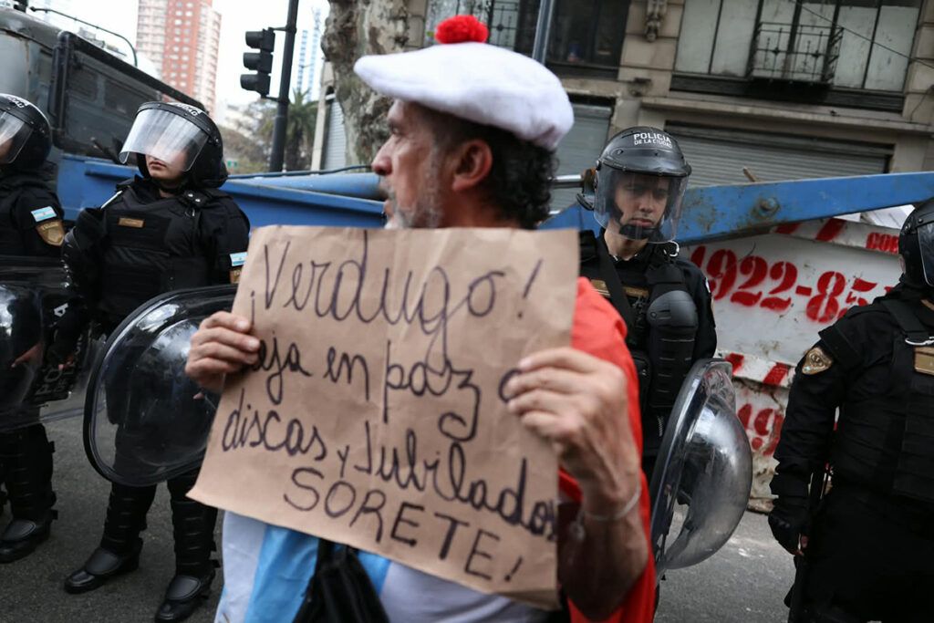 Multitudinaria Marcha de la Bronca apuntó a Milei y reclamó un plan de lucha 10 Multitudinaria Marcha de la Bronca apuntó a Milei y reclamó un plan de lucha
