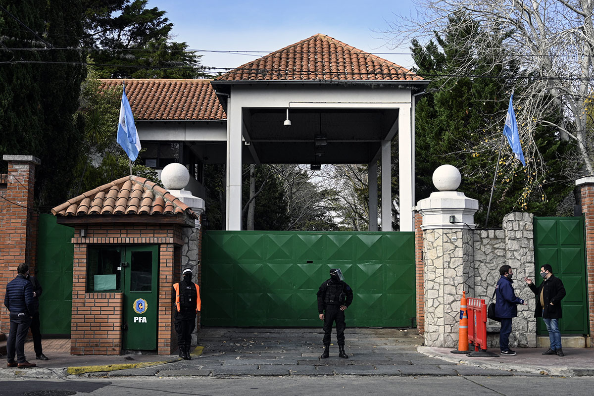 Purga y sospechas de corrupción por el "Olivosgate": Milei echó a la mano derecha de Karina