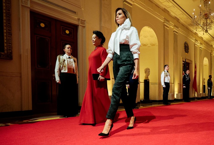 Melania Trump optó por un atuendo estilo esmoquin. Foto: Reuters