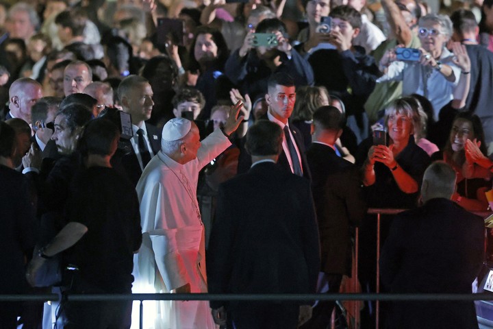 El papa saluda a los fieles tras la misa. Foto: EFE