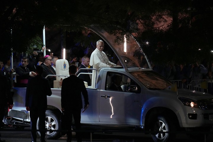 El papa León XIV al llegar a la misa de este domingo. Foto: AP