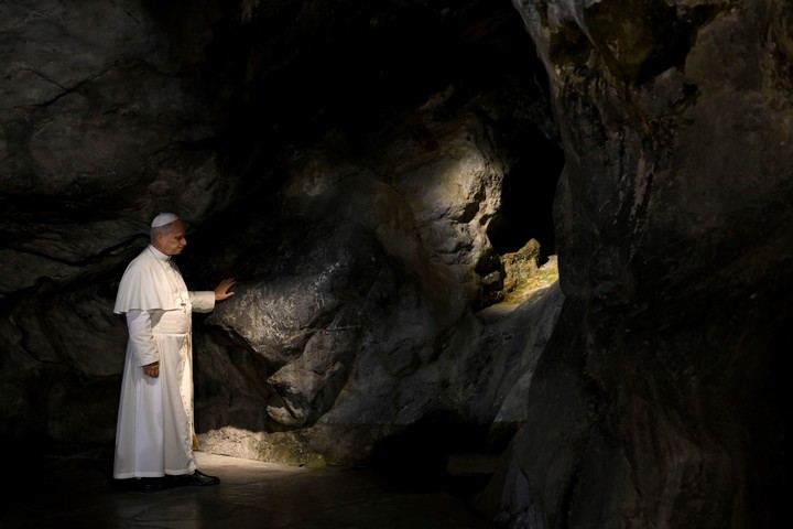 El papa León XIV, en la gruta de la aparición de Lourdes. Foto: AP