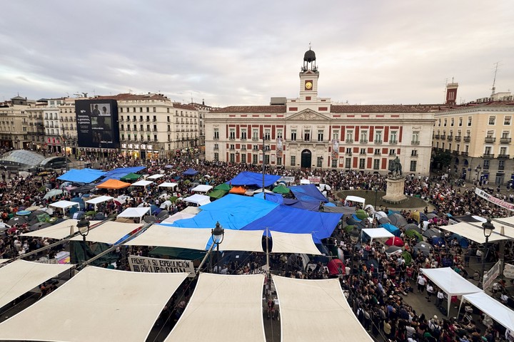 Cientos de acampados en la Puerta del Sol. Foto: EFE