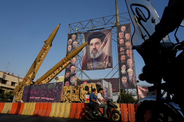 Un retrato del ayatollah Ali Khamenei, durante una exposición de armas en Teherán. Foto: AP