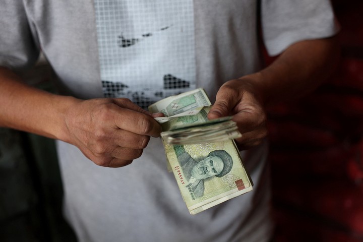 El valor de la moneda iraní se desplomó en las últimas semanas. Foto: REUTERS  