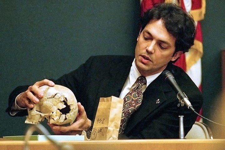 El antropólogo forense Murray Marks testifica sobre las heridas en el cráneo de Colleen Slemmer. Foto: News Sentinel