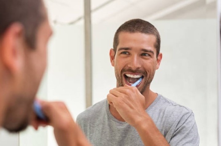 Se recomienda colocar el cepillo en un ángulo de aproximadamente 45 grados. (Foto: iStock)