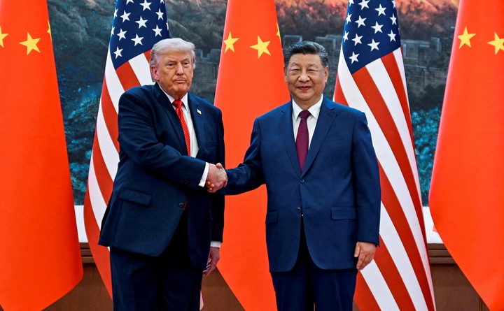 Imagen del presidente de Estados Unidos, Donald Trump, participando en eventos en el Gran Salón del Pueblo y saludando al presidente de la República Popular de China, Xi Jinping, el 14 de mayo de 2026, en Beijing, China, durante un viaje centrado en el comercio, la seguridad regional y el fortalecimiento de los lazos bilaterales entre las dos economías más grandes del mundo. Kenny Holston/Pool vía REUTERS