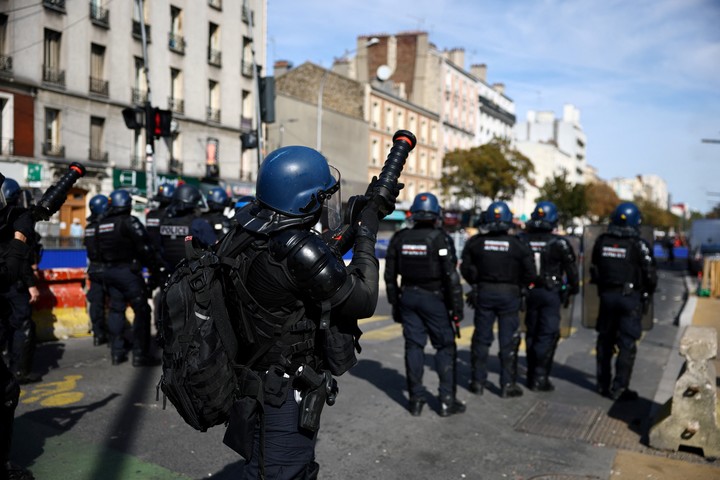 Gendarmes franceses toman posición cerca de París. Foto: Reuters
