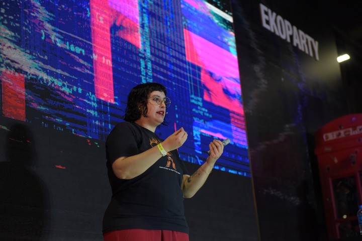Valentina Costa Gazcón, durante su exposición sobre Palantir. Foto: Flor Fernández